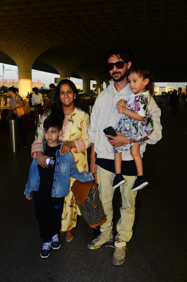 E24bollynews's tweet photo. Aayush Sharma spotted at airport with family,leaving for Dubai to celebrate New Year's Eve
#Aayushsharma #Arpitakhansharma #Ahil #Ayat https://t.co/58cN96d3t5
