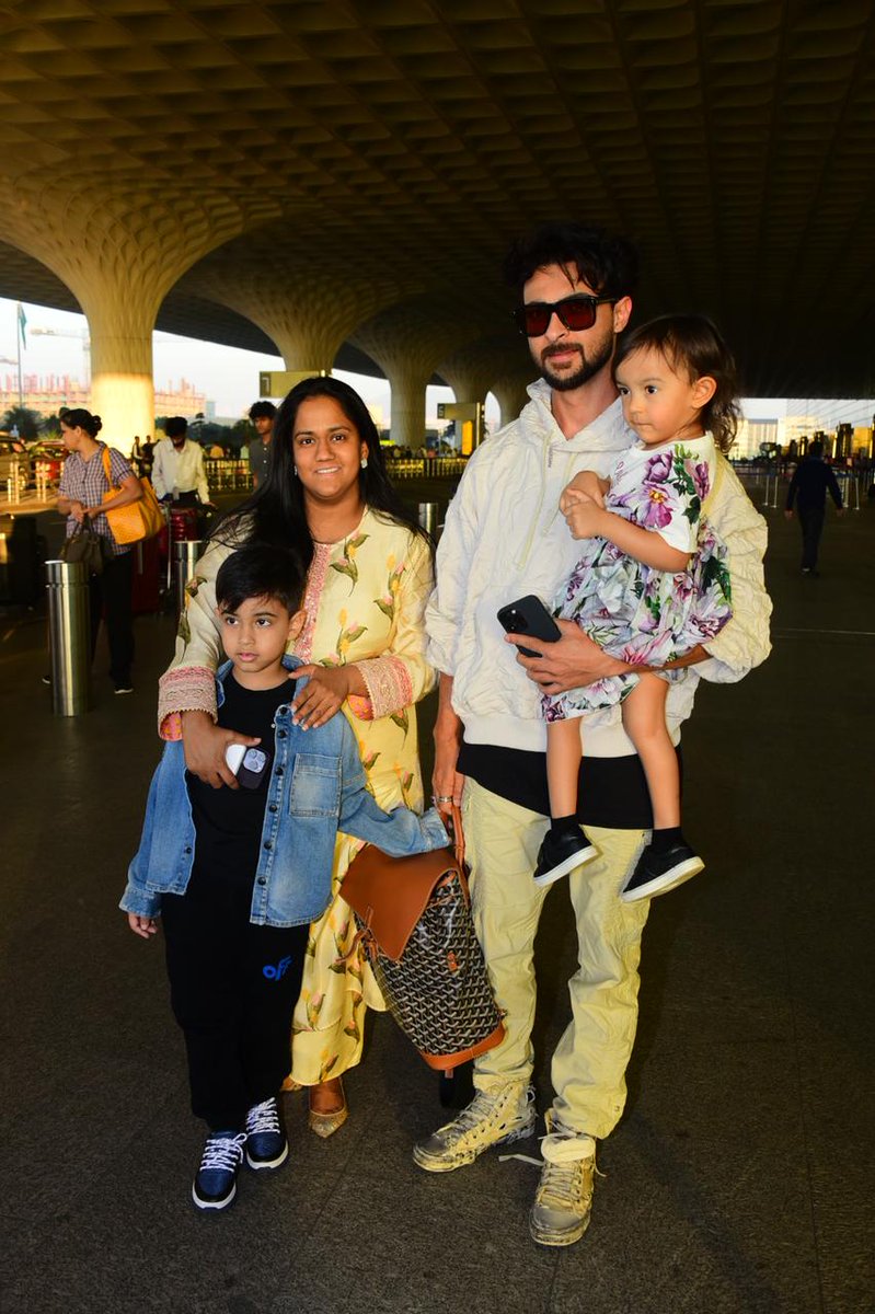 E24bollynews's tweet photo. Aayush Sharma spotted at airport with family,leaving for Dubai to celebrate New Year's Eve
#Aayushsharma #Arpitakhansharma #Ahil #Ayat https://t.co/58cN96d3t5