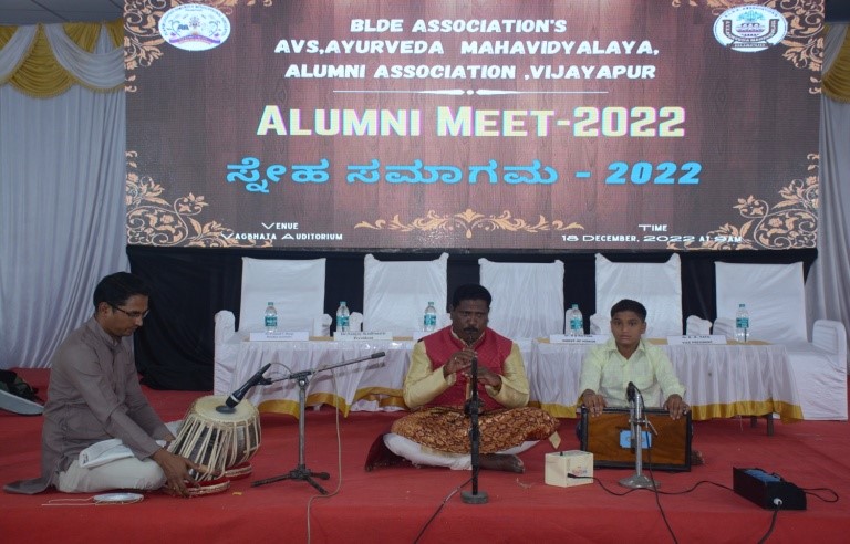 BLDEAssociation's tweet photo. BLDEA's AVS Ayurveda Mahavidyalaya Alumni Association, Vijayapur Organized Alumni Meet along with Sports &amp; Cultural Meet 2022 on 18th Decr22.Alumni Meet Inauguration started with the Invocation to Lord Dhanvantari, Followed by Shahanayye Vaadan By Mr. Sangamesh Bajantri and team https://t.co/ImNJQSMyua
