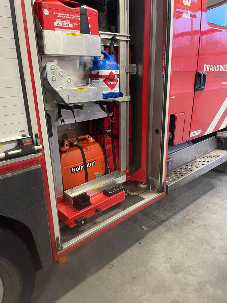 Afgelopen nacht is er ingebroken bij de brandweerkazerne in Muiden. Daarbij is gereedschap gestolen. Heeft u iets gezien? Neem dan contact op met de politie via 0900-8844 
Delen van dit bericht wordt gewaardeerd.