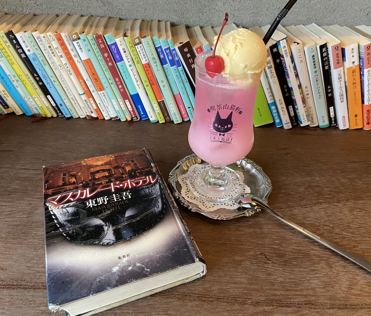 bookclub_ken's tweet photo. ブックカフェで読書してきました〜📕
おしゃべり厳禁で静かに読書出来るのがすっごい快適☺️
今日はトロピカルピーチのクリームソーダ「朝焼け」にしました！
ただ、明日で閉店するらしくて、、
こんな居心地が良い空間がなくなってしまうことが悲しい🥲 https://t.co/61grDrsroG