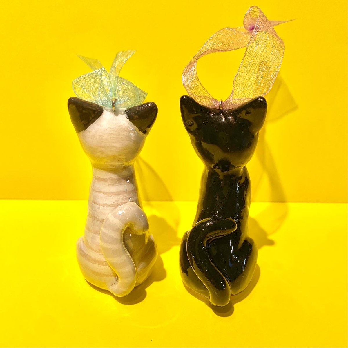 AliceBijoud's tweet photo. オーダーで作らせて頂いたじゃがとあぽろのオーナメント🐱💕

今回はクリスマスが過ぎてからもお使い頂けるようにキーホルダーの金具の代わりにオーガンジーのリボンを使っています🤍

プレゼント用にオ���ダー頂いてありがとうございました💝 https://t.co/hwzOZb6i9h