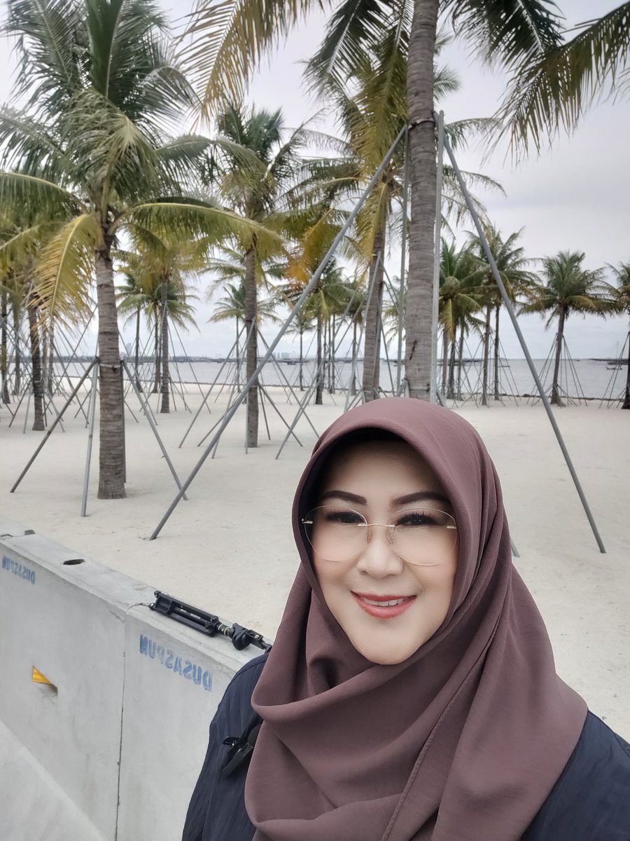DokterTifa's tweet photo. Saya check on the spot  Laut Utara Jakarta hari ini.
Posisi saya di Pulau D, satu dari 17 Pulau Reklamasi yg sdg  gencar dibangun.

Tak ada jejak badai.
Tak ada bau2  luapan  air dari Es Kutub .

Di pulau2 Reklamasi ini, Global Climate Change mencair seperti Es Teh. https://t.co/SctSo8rI4u