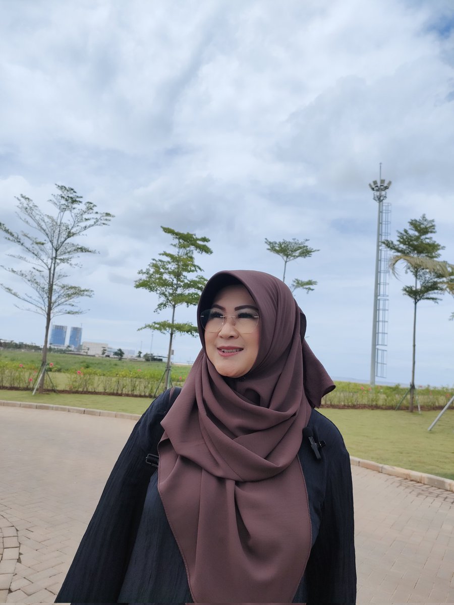 DokterTifa's tweet photo. Saya check on the spot  Laut Utara Jakarta hari ini.
Posisi saya di Pulau D, satu dari 17 Pulau Reklamasi yg sdg  gencar dibangun.

Tak ada jejak badai.
Tak ada bau2  luapan  air dari Es Kutub .

Di pulau2 Reklamasi ini, Global Climate Change mencair seperti Es Teh. https://t.co/SctSo8rI4u