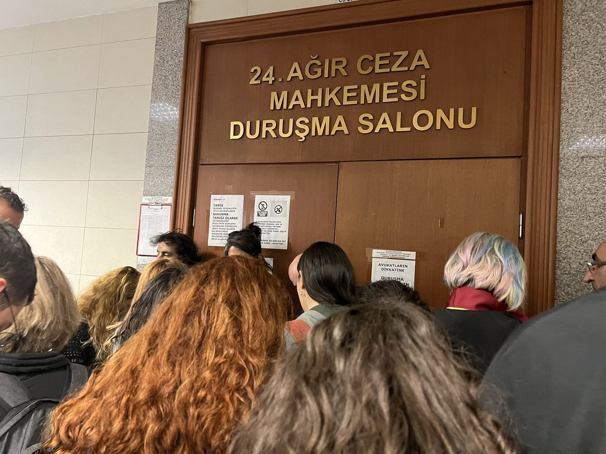 TTB Başkanı Şebnem Korur Fincancı davasındayız. Salon hıncahınç dolu. Şebnem hoca salonda. Heyetin gelmesi bekleniyor.