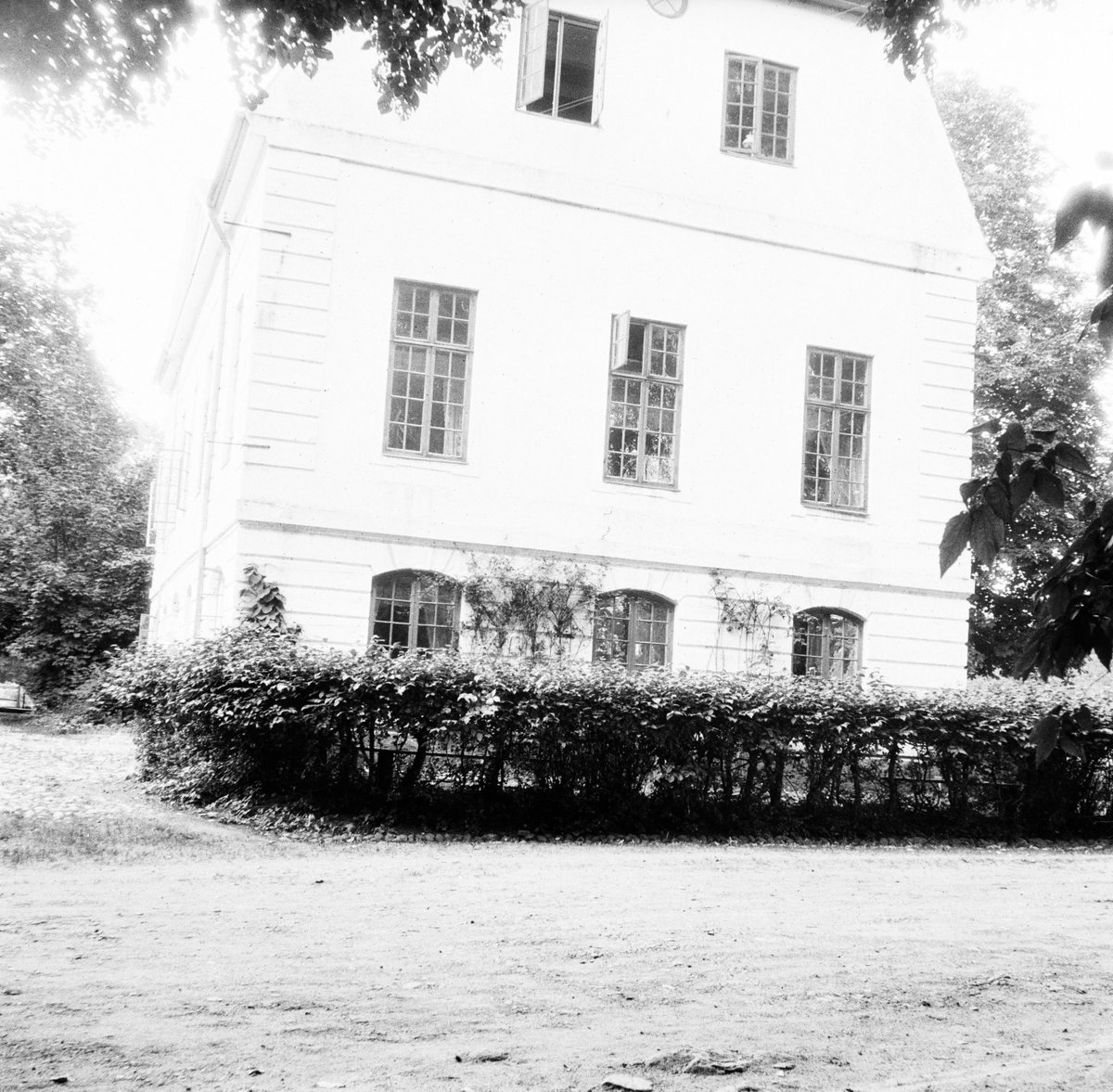 Kulla-Gunnarstorp, Skåne
Exteriör

Svensk arkitektur: kyrkor, herrgårdar med mera fotograferade av Arkitekturminnesföreningen 1908-23.
digitaltmuseum.se/011015012613