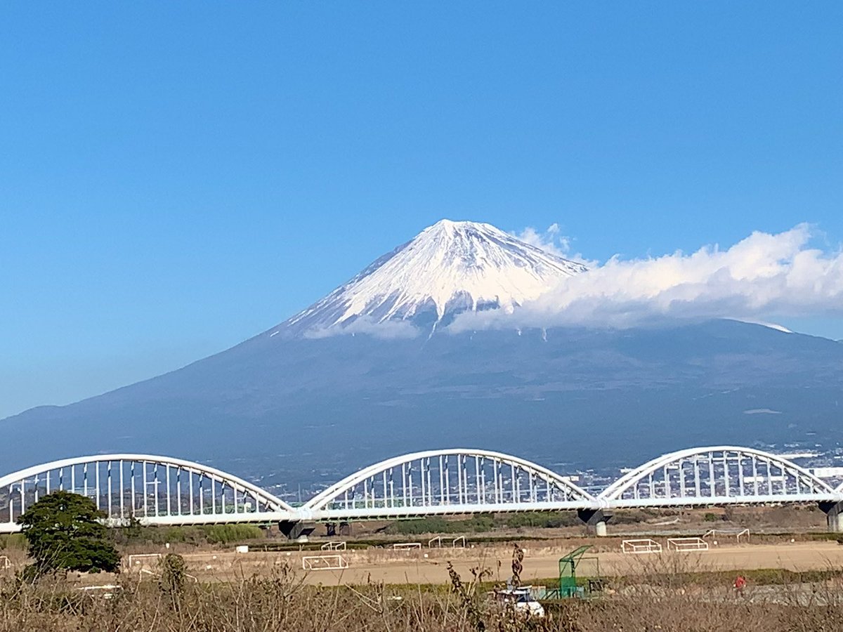 kameyasu's tweet photo. 今日は暖かかった富士市✋

富士山も今日からの年末年始の休暇を綺麗な姿で出迎えてくれました。

お昼は、富士宮やきそば
晩ご飯は、自分の好きな生姜焼き
ピリ辛パンダこんにゃく美味しかった

#富士山
#お正月休み
#年末年始
#富士市
#おうちごはん
#手作りご飯
#富士宮やきそば
#生姜焼き https://t.co/sA1hLJPgBA
