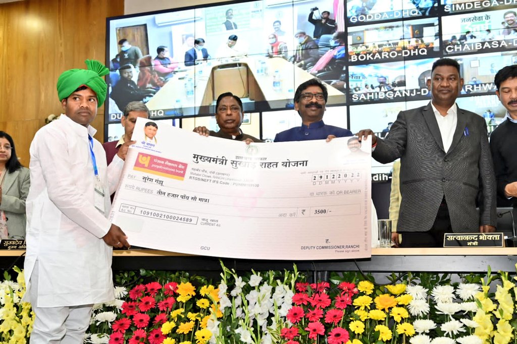 सरकार के 3 वर्ष पूरे होने पर हेमंत सोरेन ने राज्यवासियों को दिए कई सौगात, किसान, बेटियां, प्री-मैट्रिक छात्र-छात्राओं सहित इन्हें मिलेगा लाभ - On completion of 3 years of the government, Hemant Soren gave many gifts to the people of the state, including farmers, daughters, pre-matric students, they will get benefits