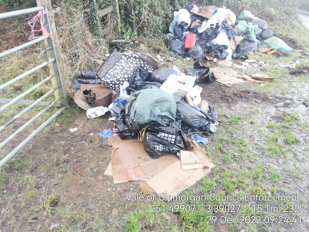 APPEAL: Can you help us identify those responsible for this major fly-tipping incident near #Pendoylan? If so, you can speak to us anonymously on 01446 700111 or by emailing enforcement@valeofglamorgan.gov.uk. Alternatively, please call @Wales_CS on 0800 555 11. #WasteCrime