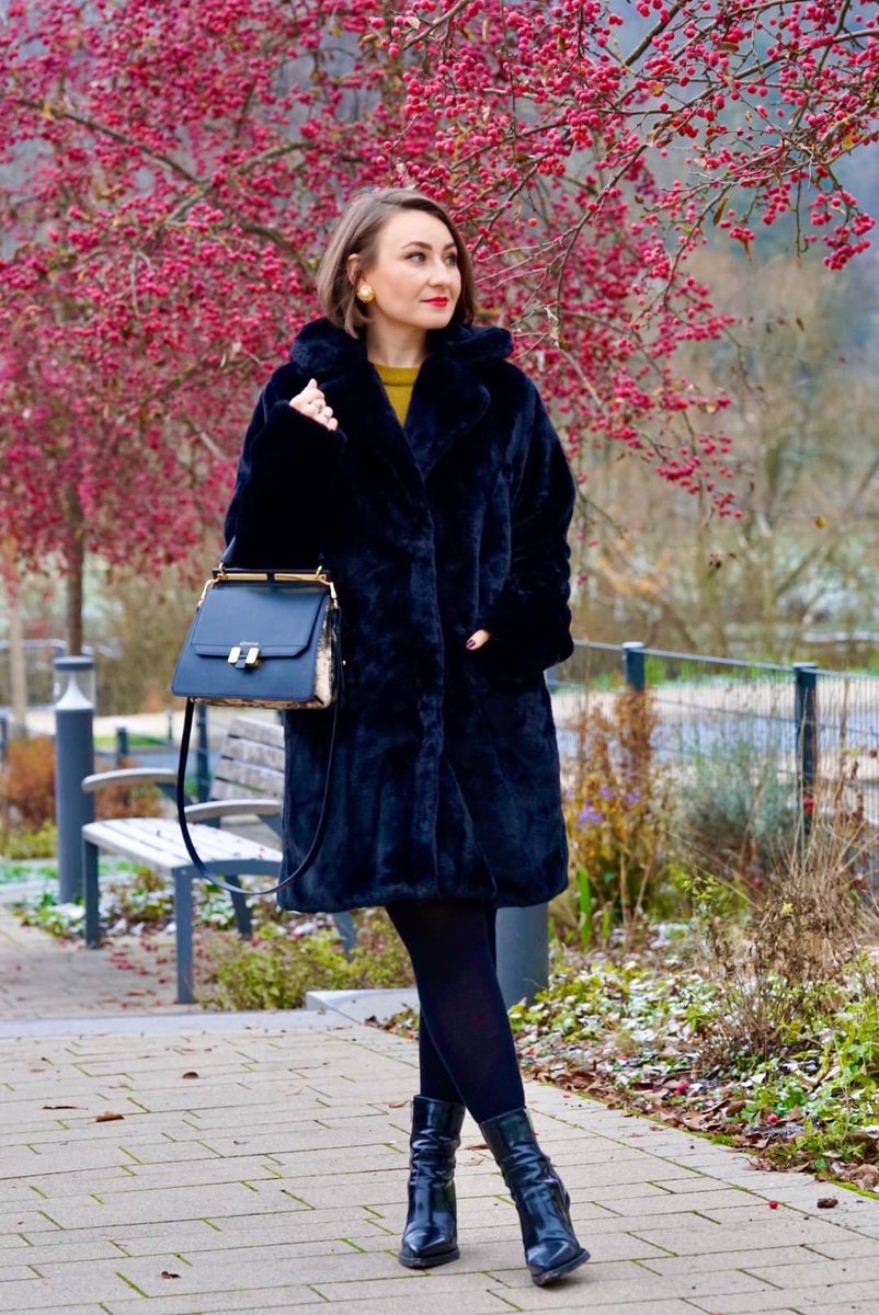 HekkaO's tweet photo. Saturday vibe is a girl's date plus a warm and chic furry coat. ❄️@miss.ann.julie
#hekka #hekkafashion #magichekka #letshekka #hekkagals https://t.co/Ef8PBdsyzR