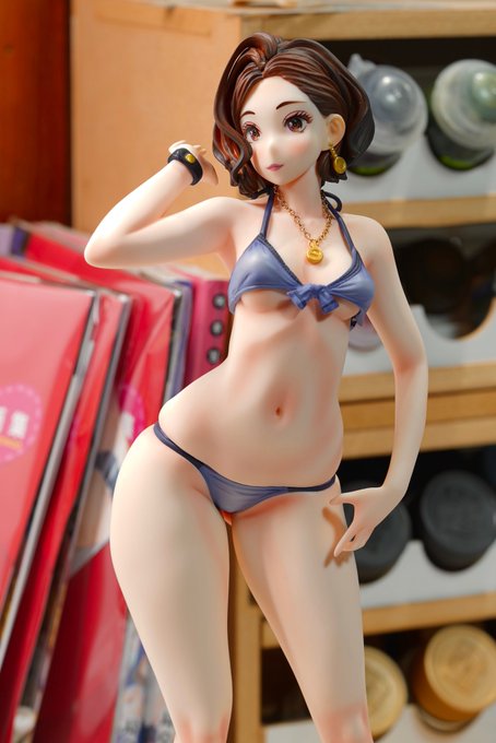 漫画『女主任・岸見栄子』より岸見栄子、営業先でムチッ海水浴ver.(ダイキ工業)完成品フィギュア好評販売中です 漫画本編を読んで見栄子スキーになった方は要チェックッッ 