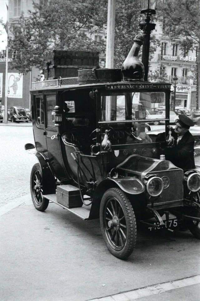 ParisAMDParis's tweet photo. Marshall Hirsh 📷 
Le vieux taxi
1950s  Paris https://t.co/msCxgswirc