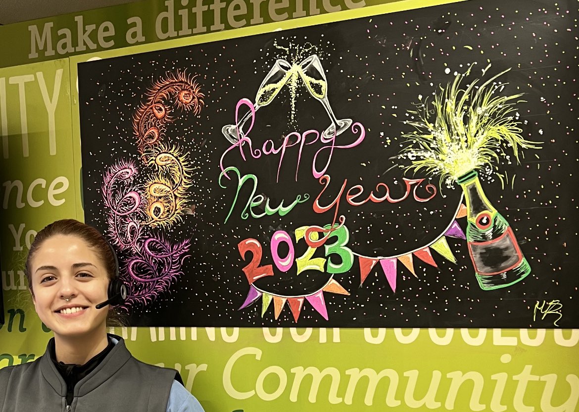 Our resident artist Margot, getting us ready for the New Year in #Auchterarder 🎉🥳🎊 <a href="/maria_dryburgh/">Maria dryburgh</a>
