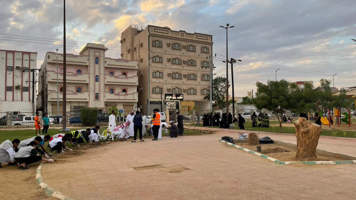 BShabab33's tweet photo. وتستمر شراكتنا المتميزة مع بلدية القوز في مبادرة نوعية شارك فيه قرابة ١٠٠ متطوع ومتطوعة عبر غرس ١٠٠ شتلة بحديقة تهامة بالقوز

#بيئتنا_مسؤوليتنا
 #مبادرة_السعودية_الخضراء
#بصمة_شباب
#القنفذة https://t.co/22dPVfZibW