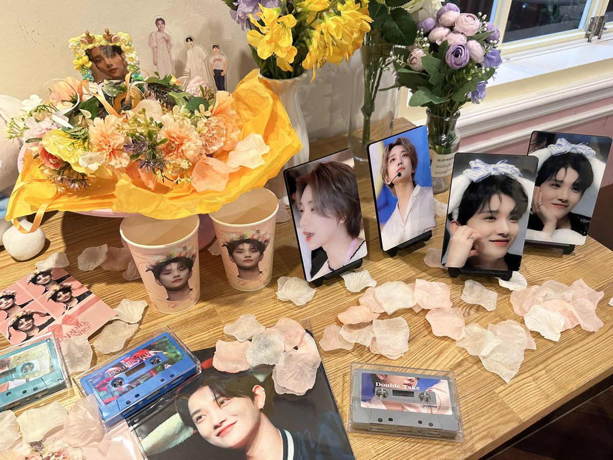 다섯 번째 생카는 𝐇𝐚𝐩𝐩𝐢𝐥𝐲 𝐞𝐯𝐞𝐫 𝐚𝐟𝐭𝐞𝐫
카페 전시된 슈아 사진이 다 청아 우아해서 슈아 미모에 감탄하고 왔어요!!🥺
슈아 케이크가 너무 귀여워서 이걸 어찌 먹나...하면서 냠냠 맛있게 먹고 왔어요🫶🏻
#언제까지나_행복할_나의_겨울
#Happily_ever_josh