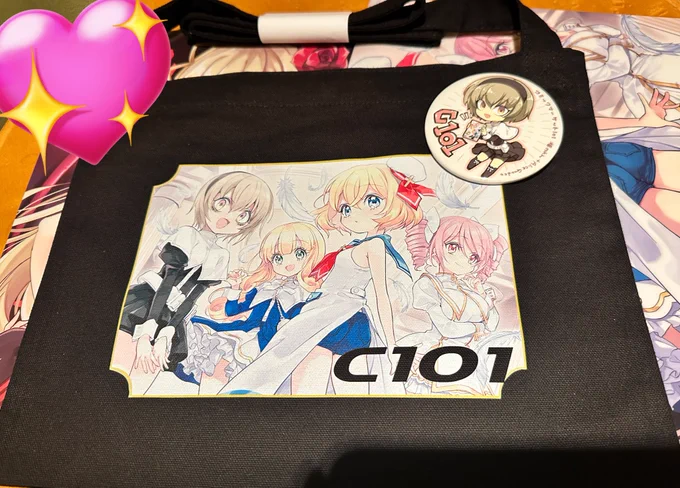 グッズも無事とどいていました!綺麗でよかった!!3枚目は2019年のコミケの時のサコッシュに受け取ったお会計詰めていった時の小坂井さんと柳瀬Pのにこにこ顔忘れられなくてスタッフ用にサコッシュ (と缶バ)作っちゃいましたへへ… #邪神ちゃんドロップキック 