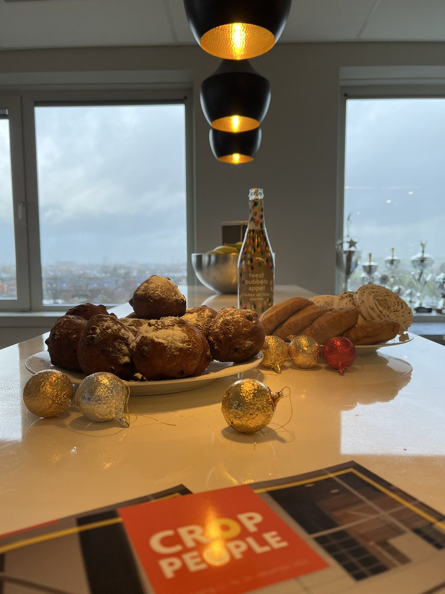 Laatste koffiemomentje met team HRM bij <a href="/CROPonline/">CROP accountants & adviseurs</a>, op naar een mooi nieuw jaar! #hrm #werkenbijcrop #top2000 staan aan! 😉