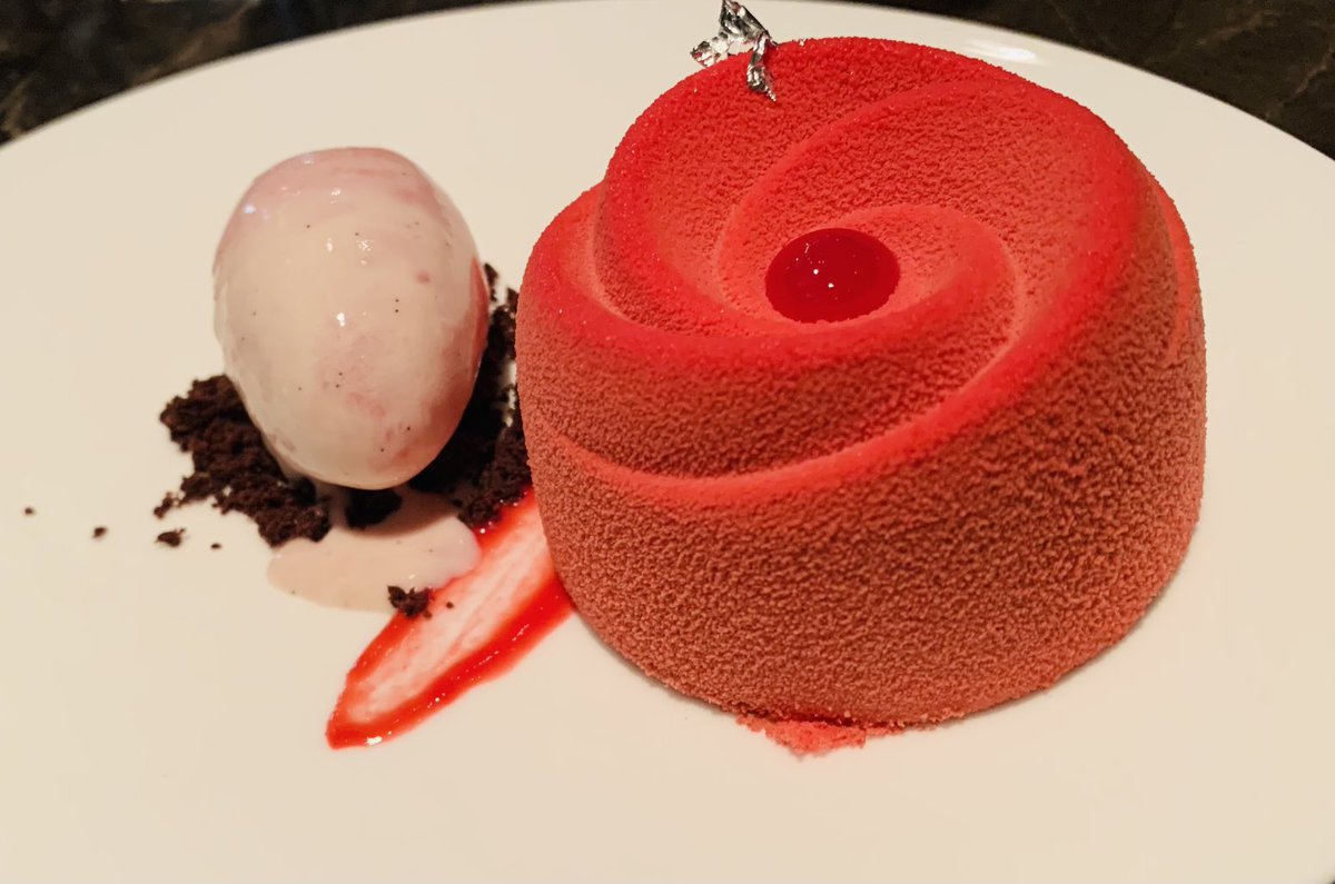 AditiGanju's tweet photo. Sometimes desserts are not just desserts, they’re like a work of art 😍 #raspberrydelice #loveforgoodfood https://t.co/LxwFLhleCG