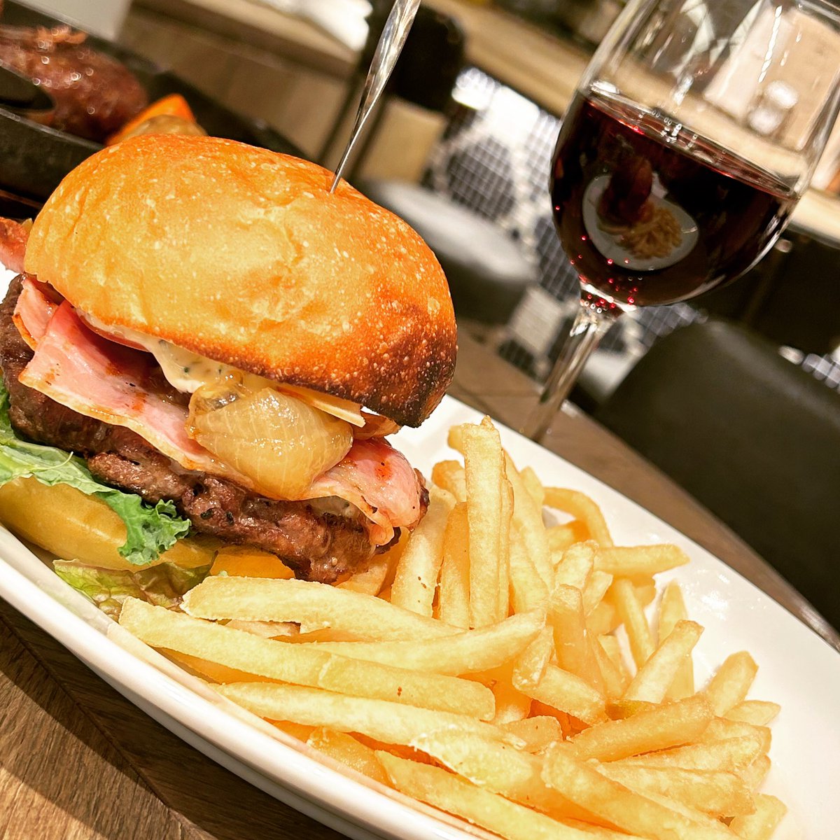 h_shimmon's tweet photo. #SalonButcherAndWine でブルーチーズバーガー🍔
#ワイン はもちろん #シャトージュン の #プティヴェルド 🍷
#ハンバーガー #hamburger
#ChateauJun https://t.co/Hp1Tm7PyVO