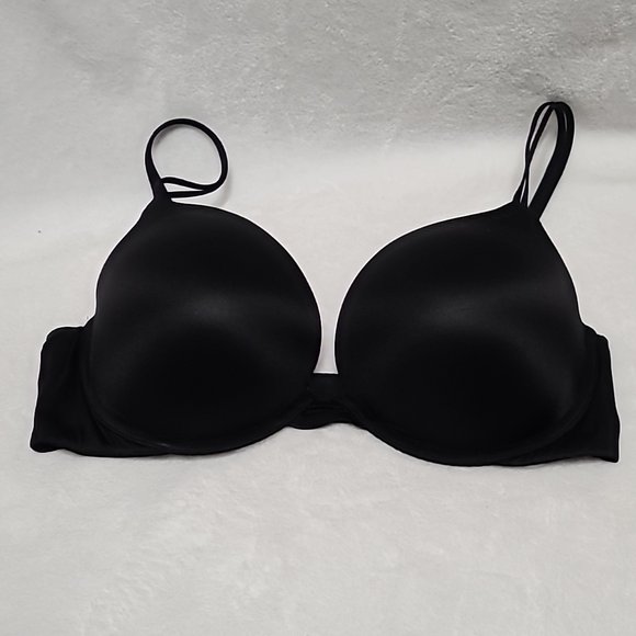 ceejayalegros's tweet photo. So good I had to share! Check out all the items I'm loving on @Poshmarkapp #poshmark #fashion #style #shopmycloset #victoriassecret: https://t.co/fXAGYGIXF3 https://t.co/wIV59z6iO7