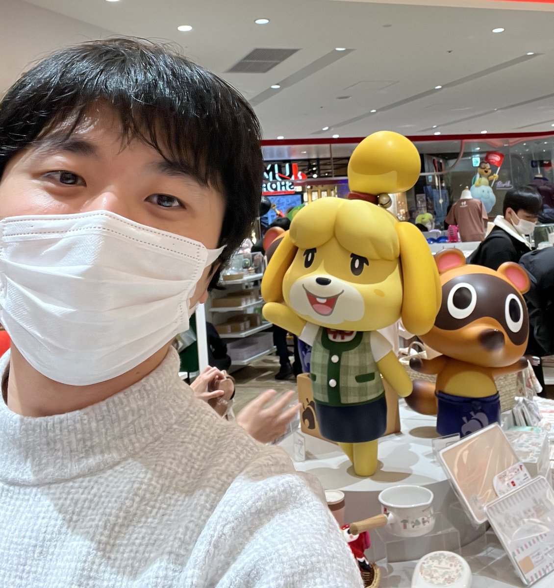 ux_coffee's tweet photo. 更新一下近况：
1. 今年最后一期节目上周发出了！
2. 女主播 hoka 在东京刚开始买买买之旅就（终于）阳了，她为不能促进世界经济复苏献上自己的绵薄之力感到无比难受。
3. 男主播 riceman 躺在 airbnb 的沙发上刷手机太久，拉伤了竖脊肌。
附一张男主播与西施惠和豆狸的自拍福利，提前祝大家新年快乐！ https://t.co/6ZY7enMdhV