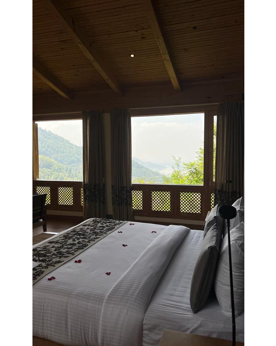 #QayaamGah #mountainview #mountainresort #mountainescape #kashmirexperience #Srinagar #kashmirholday #ABChapriretreats #CNTIndia #CNTraveller #jktourism #HimalayanEscape #explorekashmir #ABChapriExperences #kashmiricuisine #traveltokashmir #incredibleindia #kashmir