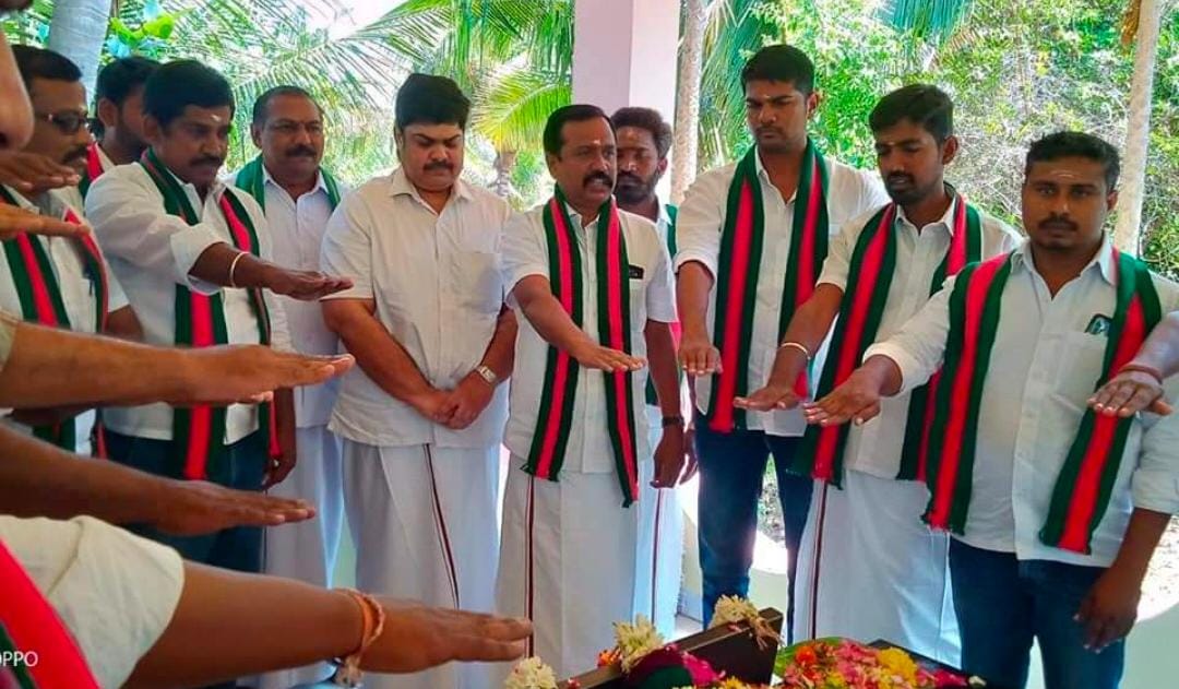 kmm_kovai's tweet photo. உழுது உணவளித்து உழைப்பை மட்டுமே நம்பிய கூட்டத்தை அணிதிரட்டி அங்கிகரிக்க செய்தாய்.
திராவிட இயக்கத்தின் மூத்த தலைவர்களில் ஒருவரும், #காங்கேயம் தொகுதியின் முன்னாள் சட்டபேரவை உறுப்பினரும், #கொங்கு_வேளாள_கவுண்டர்கள்_பேரவை நிறுவனர் #கோவை_செழியன் அவர்களின் #பிறந்தநாள் இன்று 29.12.1931. https://t.co/Gu5SxCQSY7