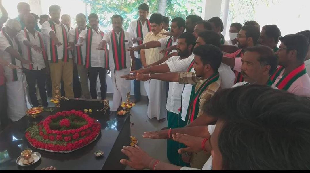 kmm_kovai's tweet photo. உழுது உணவளித்து உழைப்பை மட்டுமே நம்பிய கூட்டத்தை அணிதிரட்டி அங்கிகரிக்க செய்தாய்.
திராவிட இயக்கத்தின் மூத்த தலைவர்களில் ஒருவரும், #காங்கேயம் தொகுதியின் முன்னாள் சட்டபேரவை உறுப்பினரும், #கொங்கு_வேளாள_கவுண்டர்கள்_பேரவை நிறுவனர் #கோவை_செழியன் அவர்களின் #பிறந்தநாள் இன்று 29.12.1931. https://t.co/Gu5SxCQSY7