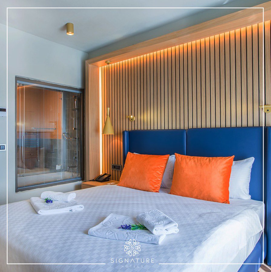 SignatureTurkey's tweet photo. Uzun süren uçak yolculuğunun yorgunluğunu, konforlu odalarımızda atarak benzersiz bir konaklama deneyimi yaşayın. 🍷🛎️

#signaturehotels #hotels #konaklama #kapadokya #kuşadası #travel #vacation #wintervacation https://t.co/iQPhSGruKC
