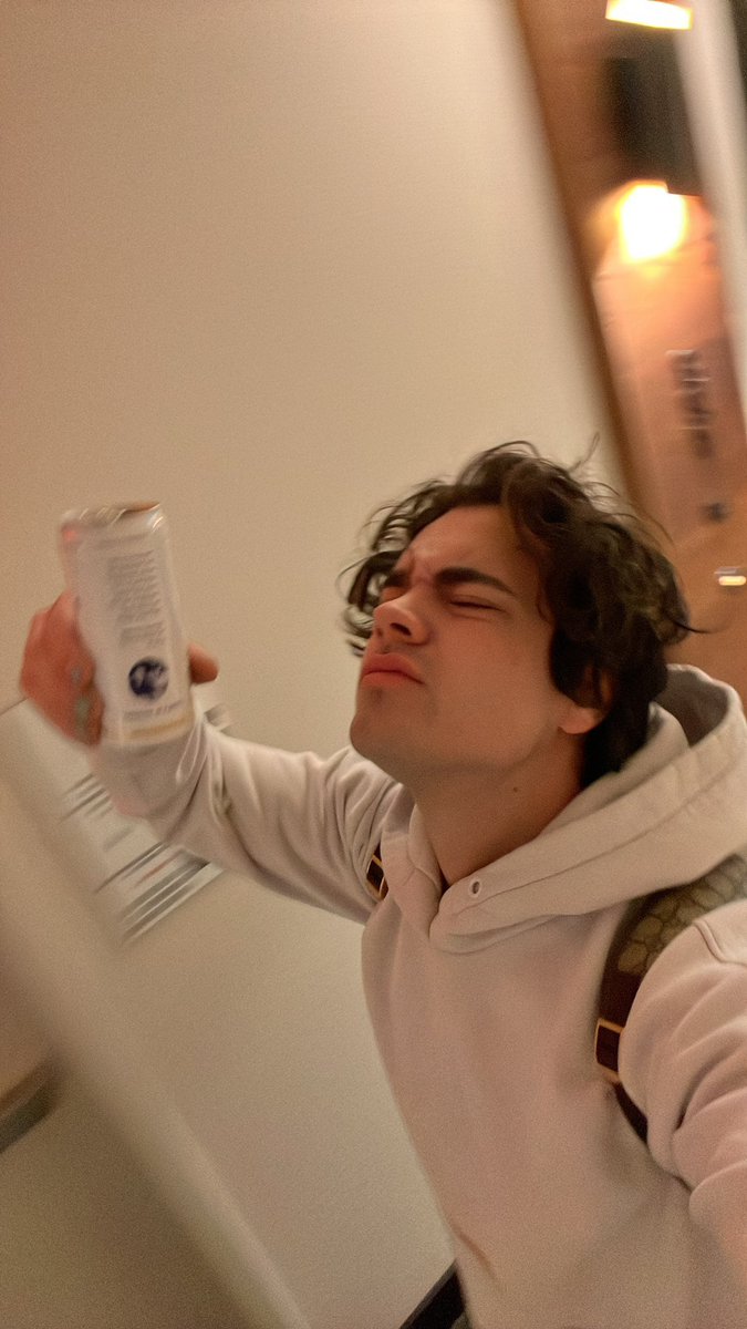 LYLESINGS's tweet image. i don’t need gifts, I AM the gift #LYLEFLEETS #STILLAWAKE