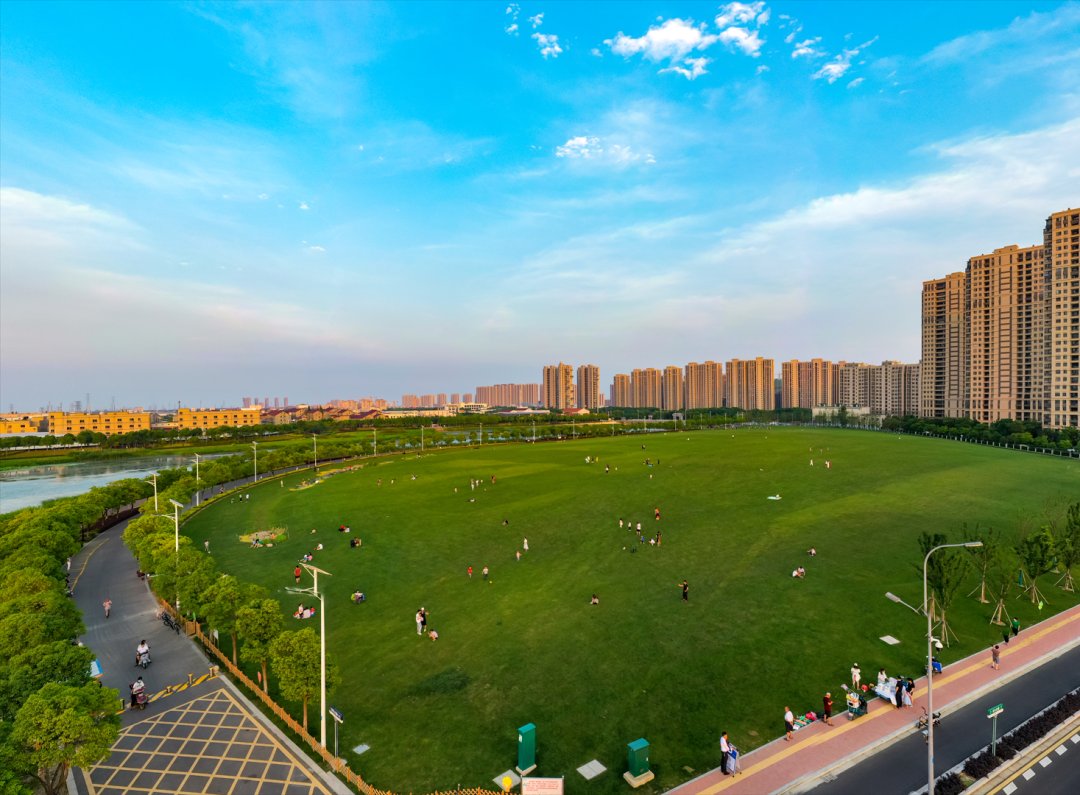 DiscoverWujiang's tweet photo. In the past decade, #Wujiang has been promoting green development to achieve a win-win situation for ecology and #commonprosperity. The urban oxygen bars built in recent years, such as Suzhou Bay Sports Park, provide citizens with relaxing places. #DynamicDecade #EcoWujiang https://t.co/h6wmDPRN5W