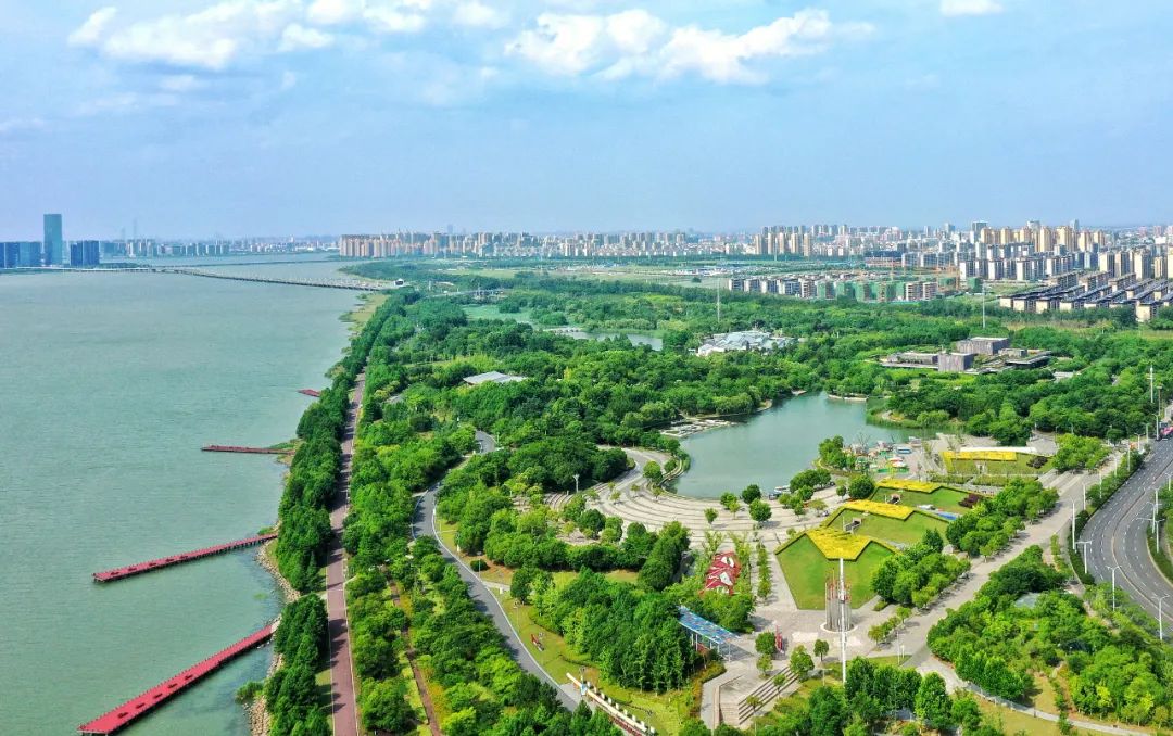 DiscoverWujiang's tweet photo. In the past decade, #Wujiang has been promoting green development to achieve a win-win situation for ecology and #commonprosperity. The urban oxygen bars built in recent years, such as Suzhou Bay Sports Park, provide citizens with relaxing places. #DynamicDecade #EcoWujiang https://t.co/h6wmDPRN5W