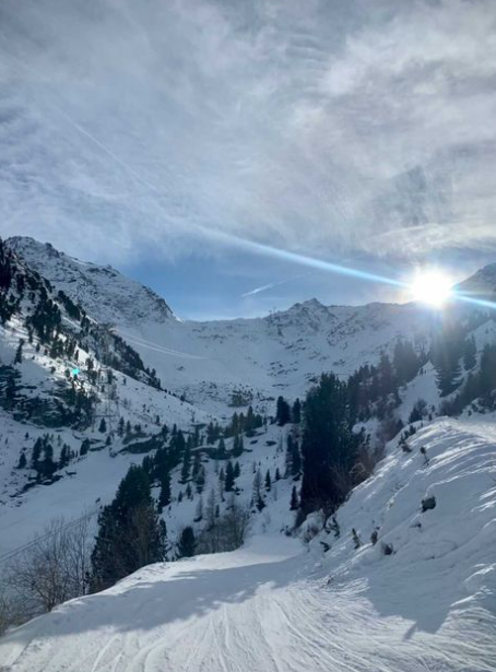 ch_1722's tweet photo. The mountains are covered with heavy snow, and the snowmen are dotted on the ground like stars. They are the crystallization of nature and the gift of nature.😋 https://t.co/6RTBwEGur8