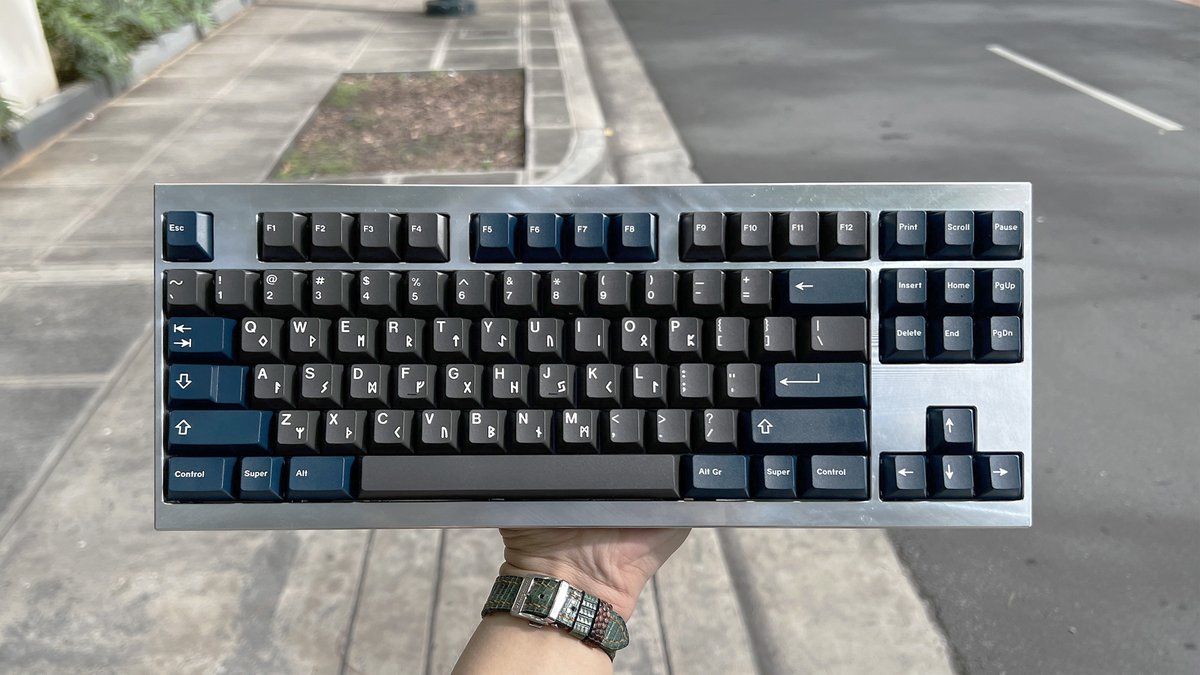 Zeroblade's tweet photo. Looked like a weirdo taking photos of keyboards on the sidewalk but I need that sweet diffused lighting 
(videos are in the works)

#mechanicalkeyboards #customkeyboard
#geonworks F1-8X 722
#kbdfans Epoch TKL
#ramaworks U80-a https://t.co/Xm3HjrCR4p