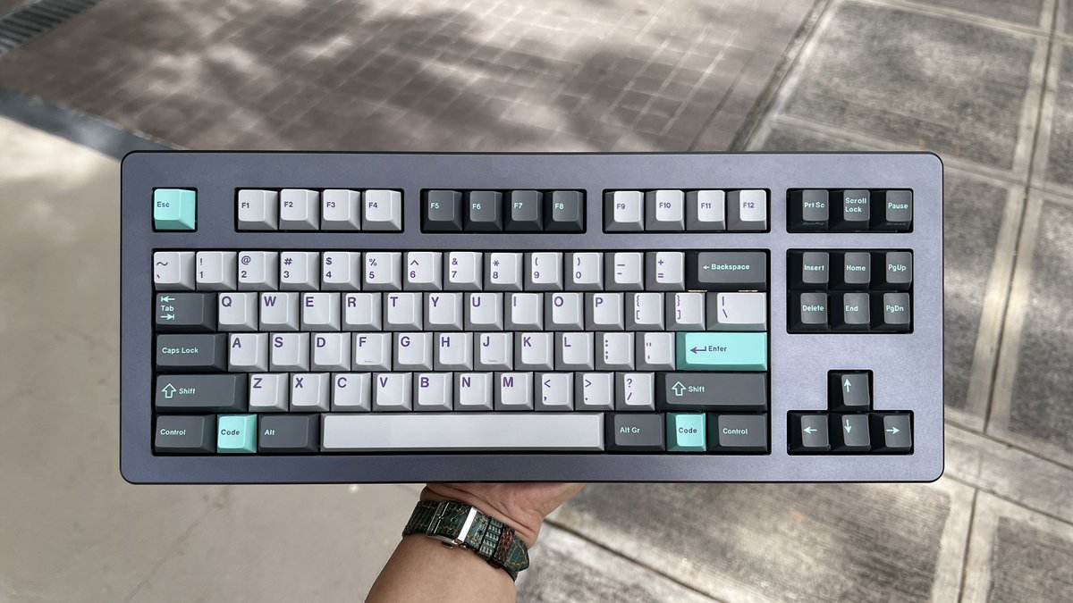 Zeroblade's tweet photo. Looked like a weirdo taking photos of keyboards on the sidewalk but I need that sweet diffused lighting 
(videos are in the works)

#mechanicalkeyboards #customkeyboard
#geonworks F1-8X 722
#kbdfans Epoch TKL
#ramaworks U80-a https://t.co/Xm3HjrCR4p
