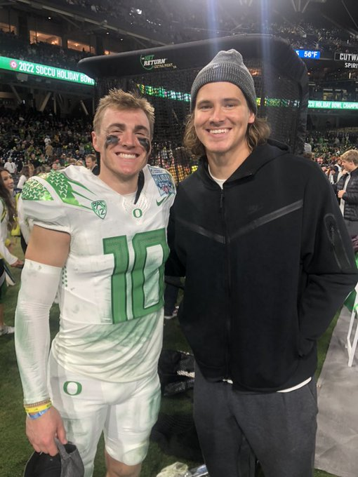 lac_football's tweet photo. #10🤝#10
#OregonDucks #ScoDucks #OREvsUNC #Chargers #BoltUp https://t.co/qOEa2F63U1