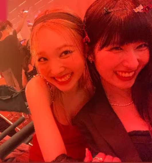 0922I229's tweet photo. nayeon's update for sana's birthday 💙💜
#SANAYEON #NAYEON #SANA https://t.co/XTV4IR75mj