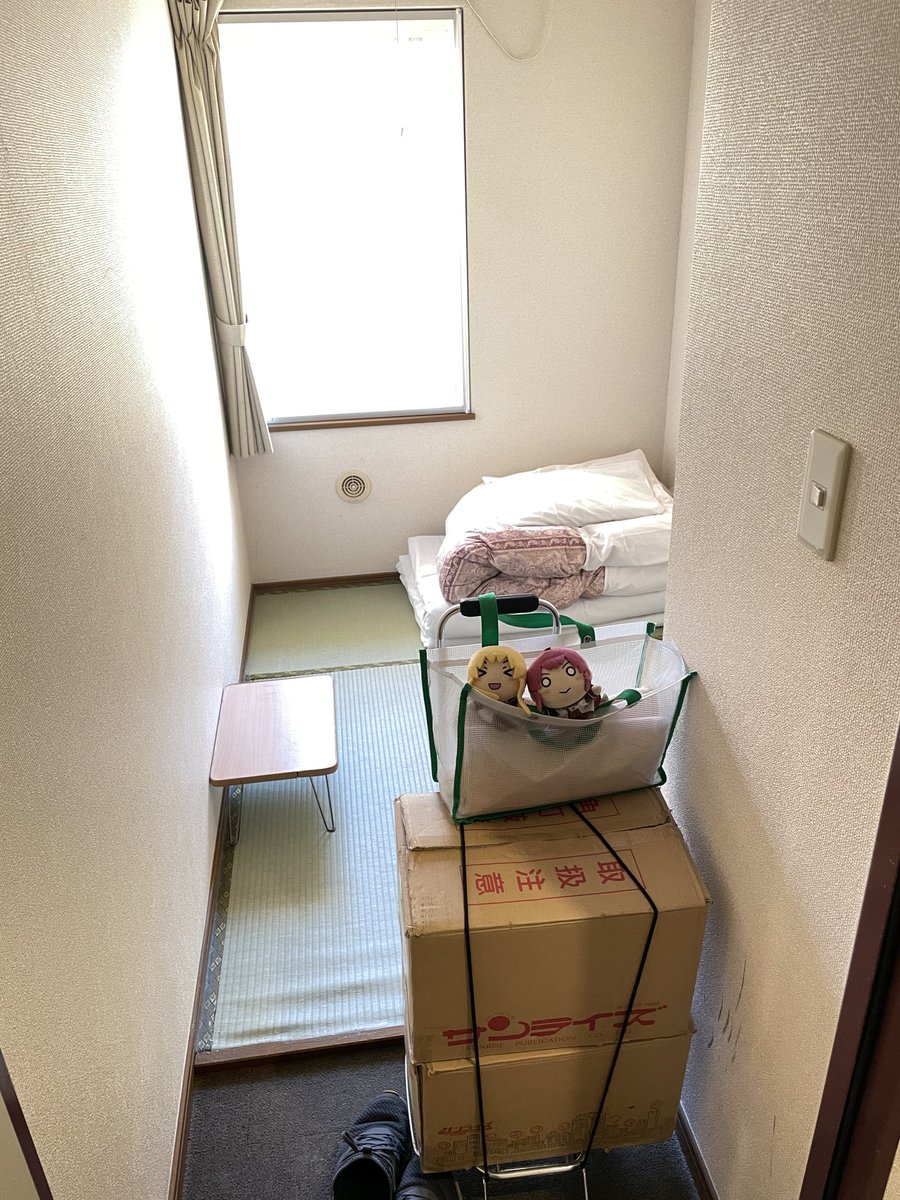 「南千住の格安3畳ホテルにチェックイン!3畳間に布団と小さなテレビと冷蔵庫あるだけ」|AZ!（あず）@1日目東-ヲ07aのイラスト