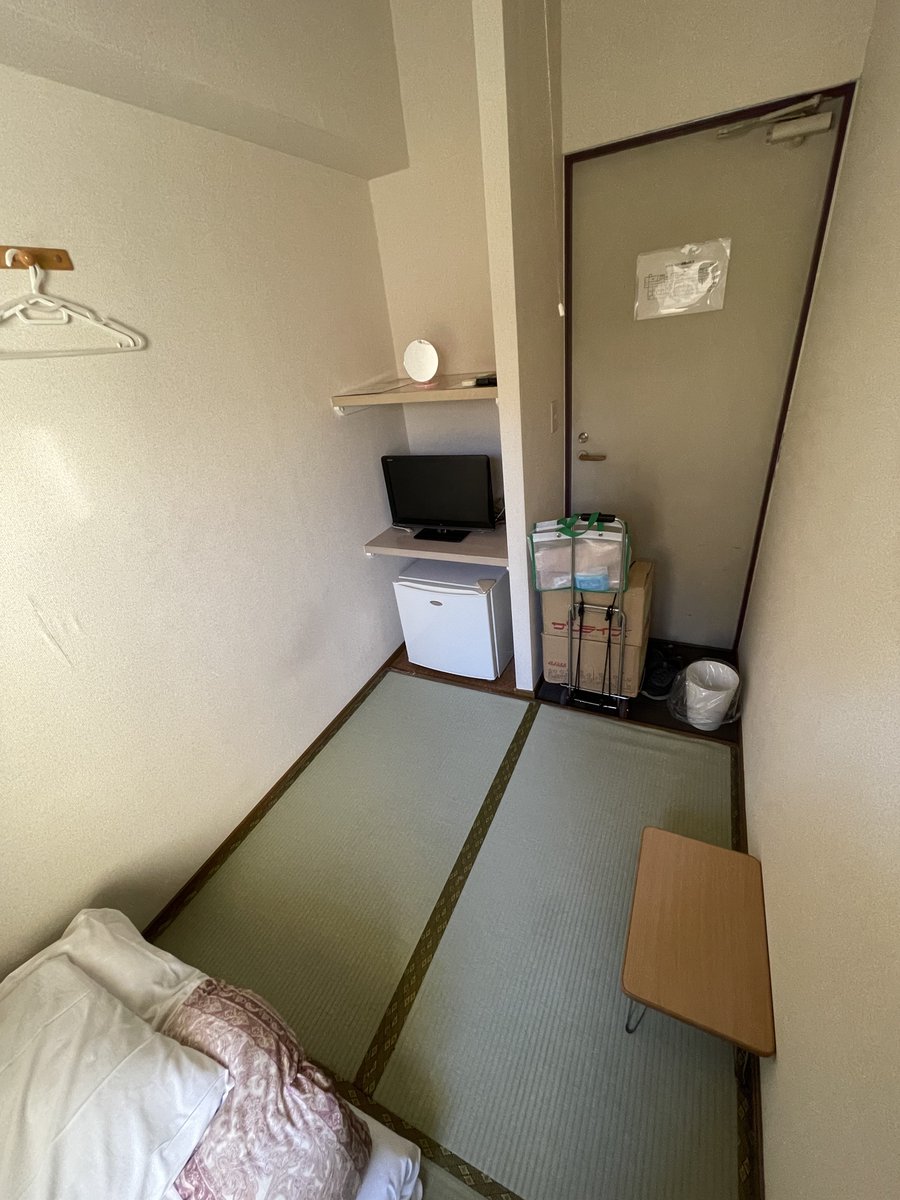 「南千住の格安3畳ホテルにチェックイン!3畳間に布団と小さなテレビと冷蔵庫あるだけ」|AZ!（あず）@1日目東-ヲ07aのイラスト