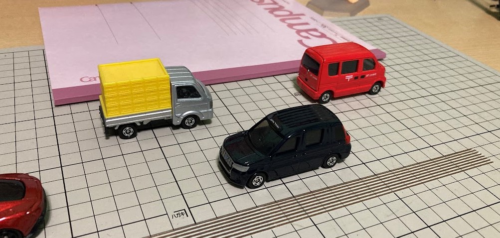 車とか背景描くの苦手なのでミニカー写真に撮って参考にするの術🥷 