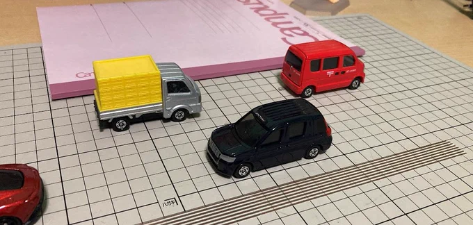 車とか背景描くの苦手なのでミニカー写真に撮って参考にするの術🥷 