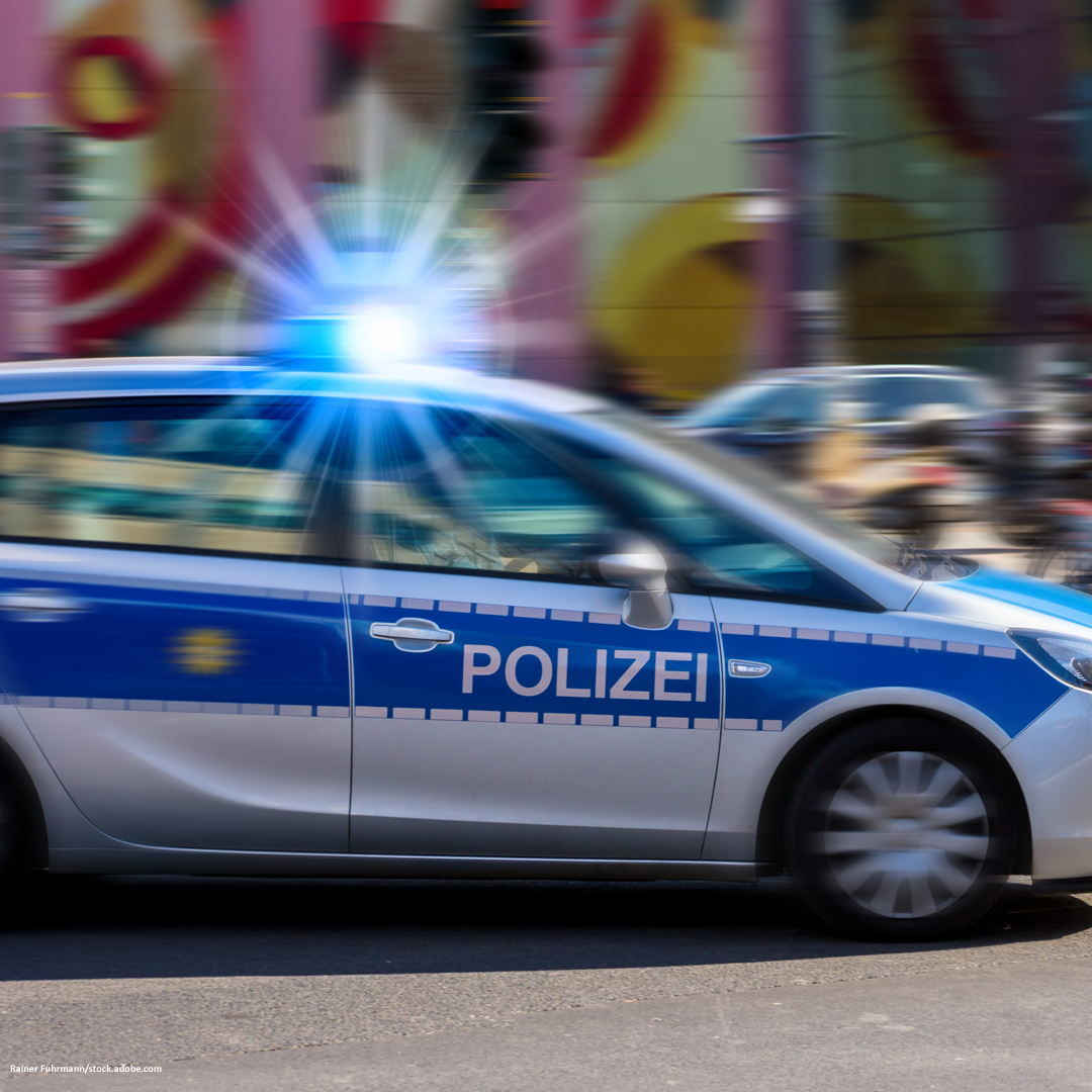 GdPPresse's tweet photo. #Silvester #GdP – Große #Gefahr für #Einsatzkräfte bei konfliktbeladenen Lagen. „Insbesondere, wenn um einen herum und auf einem nicht zugelassene, #illegale #Pyrotechnik #explodiert“, erklärt @GdP_Chef Jochen #Kopelke. https://t.co/PcILASx4ko https://t.co/x4M2vJHvzQ