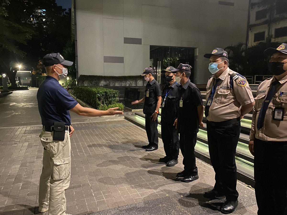 PlusPropertyTH's tweet photo. ทีม #PlusLivingManagement ร่วมกับครูฝึก SSI ลงพื้นที่ฝึกเจ้าหน้าที่รักษาความปลอดภัย อาทิ
🔺การตรวจสอบบุคคลภายนอกที่ผ่านเข้า-ออก อย่างเข้มงวด
🔺การฝึกท่าบุคคลมือเปล่า อาทิ ท่าวันทยาหัตถ์ และการทำความเคารพ

#PlusProperty 
#PlusForYourLiving 
#นิติบุคคลอาคารชุด #บริหารงานนิติบุคคล https://t.co/liOjxt8RqT