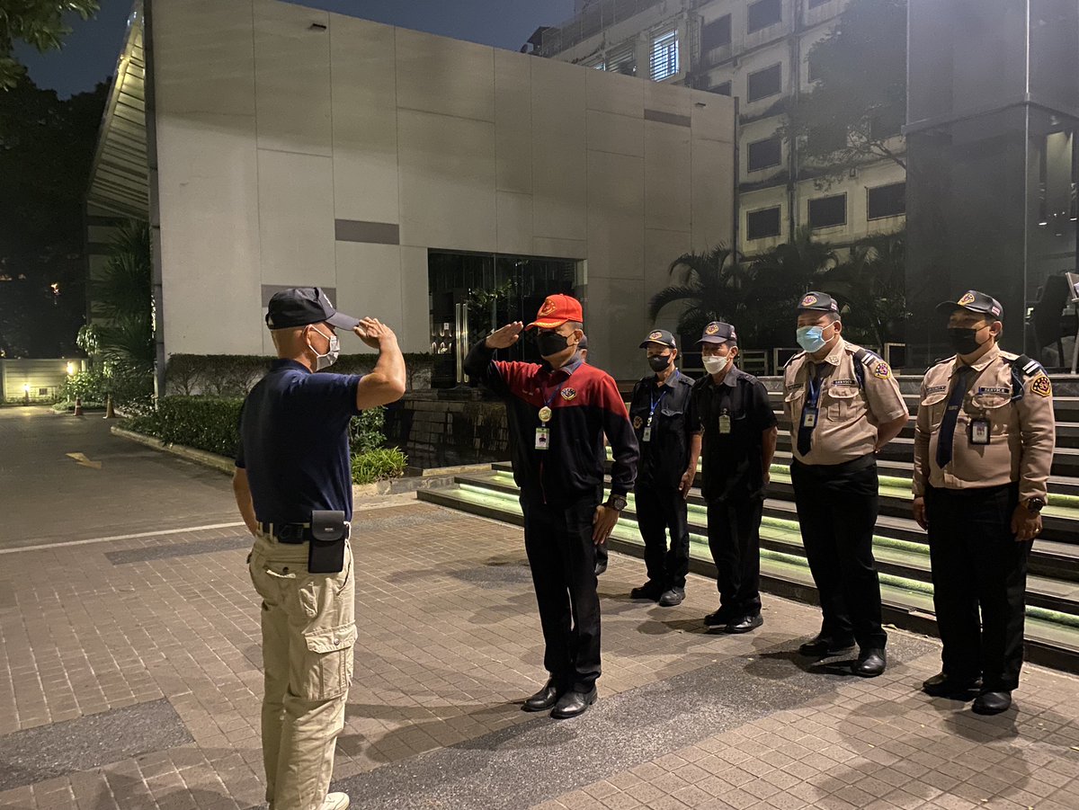 PlusPropertyTH's tweet photo. ทีม #PlusLivingManagement ร่วมกับครูฝึก SSI ลงพื้นที่ฝึกเจ้าหน้าที่รักษาความปลอดภัย อาทิ
🔺การตรวจสอบบุคคลภายนอกที่ผ่านเข้า-ออก อย่างเข้มงวด
🔺การฝึกท่าบุคคลมือเปล่า อาทิ ท่าวันทยาหัตถ์ และการทำความเคารพ

#PlusProperty 
#PlusForYourLiving 
#นิติบุคคลอาคารชุด #บริหารงานนิติบุคคล https://t.co/liOjxt8RqT