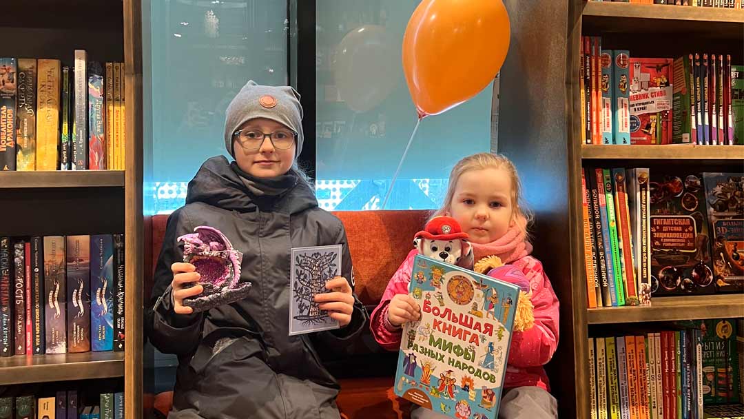 Image Wearin vuosittainen yhteisölahjoitus annettiin tänä vuonna #imagewear'in Narvan tehtaan työntekijöiden lapsille ja lapsenlapsille. 150 lasta sai yhteensä 4500 euron lahjakortit kirjakauppaan. 
Lue lisää: imagewear.fi/blogs/news/ima…
Iloisia lukuhetkiä Narvaan!
#imagewearoy