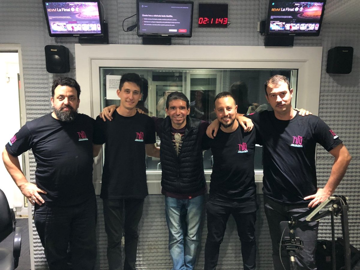 Una de esas noches inesperadas y para el recuerdo que sólo te da  esta hermosa profesión. Gracias <a href="/estebanaquirre/">Esteban</a> <a href="/maxidvl/">Maximiliano De Vita Lemus</a> <a href="/TangoJazzQ/">TangoJazzQuartet</a>  por este #LoLamento en <a href="/RadioDelPlata/">Radio Del Plata</a>