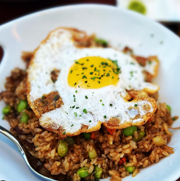 TheEatGuide's tweet photo. Not just your ordinary bowl of rice, it’s Duck Confit Fried Rice and we’re lovin’ it 🍚 🥢
📍@eikosnapa🌟
📸@oliviaerkite
#friedrice #friedricelover #rice #ricebowl #healthyfood #TheEatGuide #VisitNapaValley #napa #naparestaurants #napadining #napaoutdoordining https://t.co/HHos46dU5d