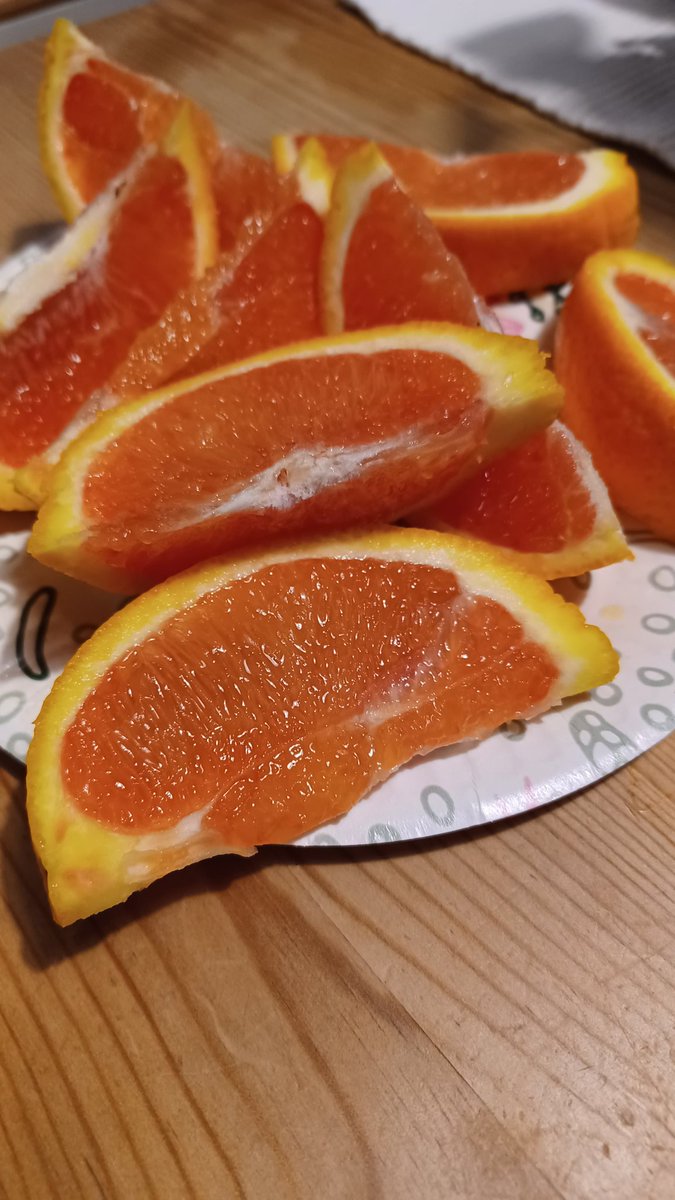 jaana_kaki's tweet photo. Oletkos jo maistanut? #pirkka #rednavel #caracara #kirkwood Heleän punainen navel tyyppinen appelsiini. Erittäin mehukas ja raikas. Puoliveri, tai veriappelsiini tämä ei kuitenkaan ole, mutta niidenkin kausi on pian alkamassa #sitruskausi #sesonki #vitamiini https://t.co/ESirETilp8