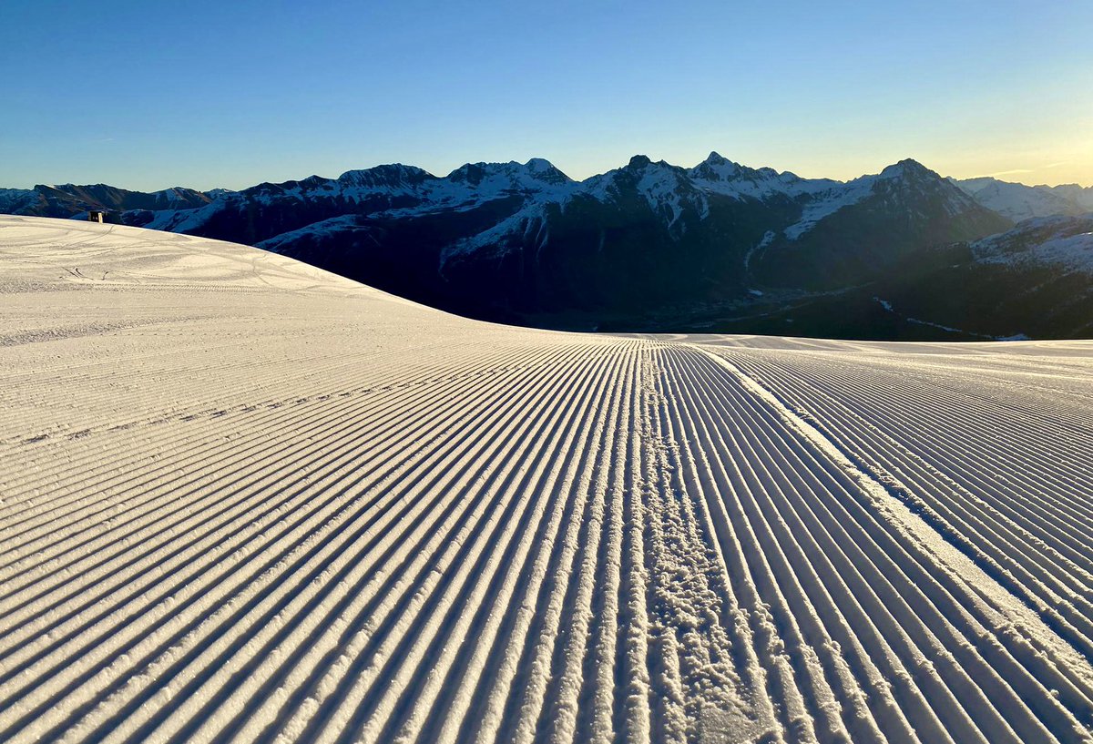 tillebeni's tweet photo. @tagesanzeiger Cordiels salüds aus dem Oberengadin ins Unterland vor der ersten Abfahrt von der Corviglia/St. Moritz. https://t.co/xKliQqD31a