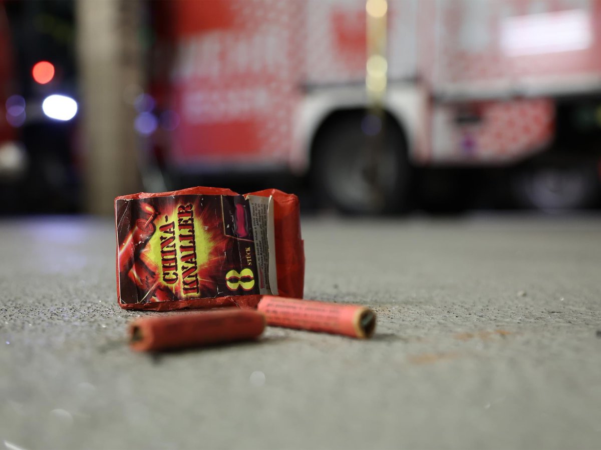 feuerwehressen's tweet photo. Sicherer Umgang mit Feuerwerk 🧨 
„Einsatzkräfte und Einsatzfahrzeuge sind keine Zielscheiben, zur keiner Zeit und erst recht nicht zu Silvester!“#respekt
Hier gibt es Tipps! 👇🏻(CR)
https://t.co/xfMkA4NvjL
#essen112 #wirrettenessen #ehrenamt
@Essen_Ruhr  @Polizei_NRW_E https://t.co/akThdh7CAh